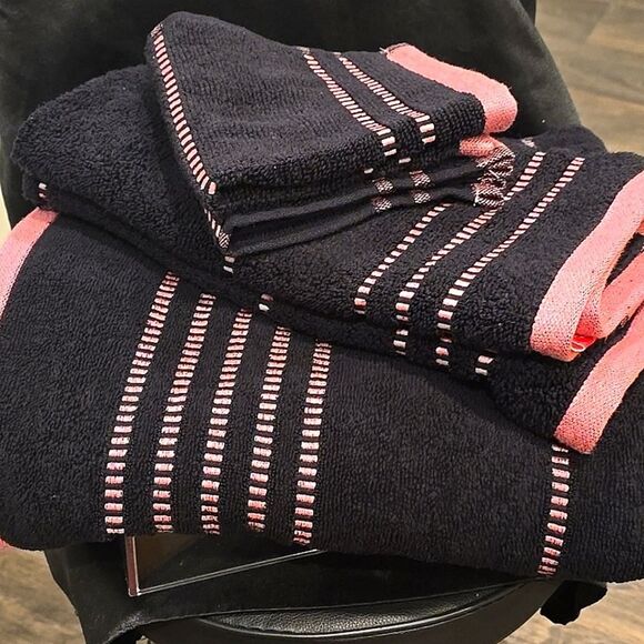 Juicy Couture Home Etched Stripe Bath Towel Set - Picture 5 of 8